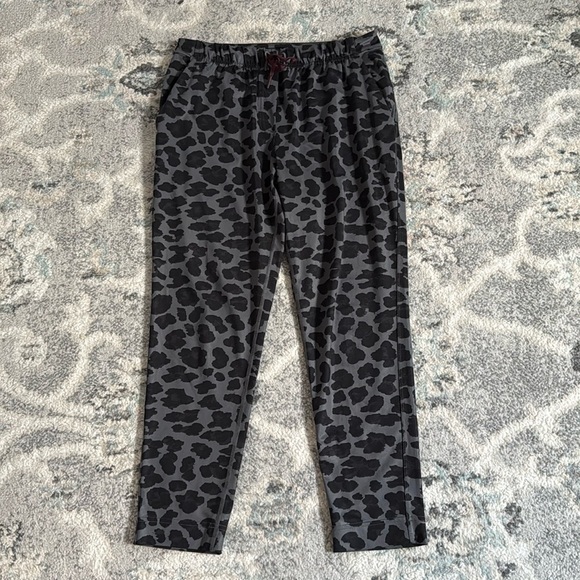 Lululemon Jet Crop in Cherry Cheetah Dark Slate Black - Picture 1 of 10